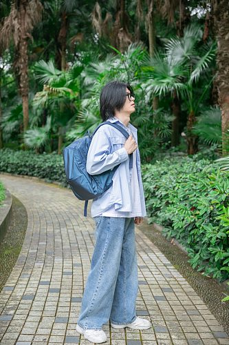 蓝色背包衬衫夏季徒步旅行男生人物摄影图片
