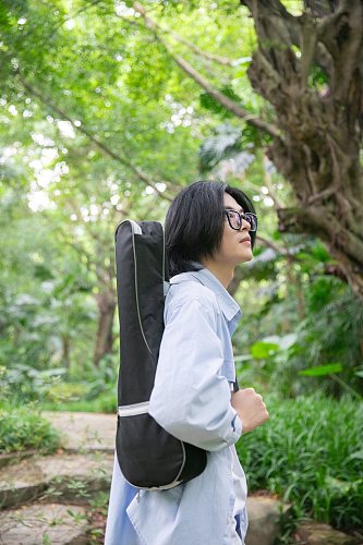 蓝色衬衫夏季徒步旅行男生人物摄影图片