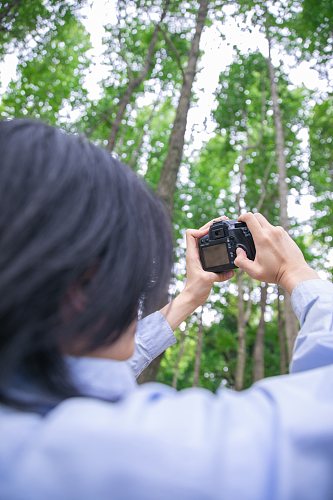 蓝色衬衫夏季徒步旅行男生人物摄影图片