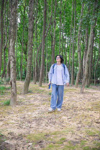 蓝色背包衬衫夏季徒步旅行男生人物摄影图片