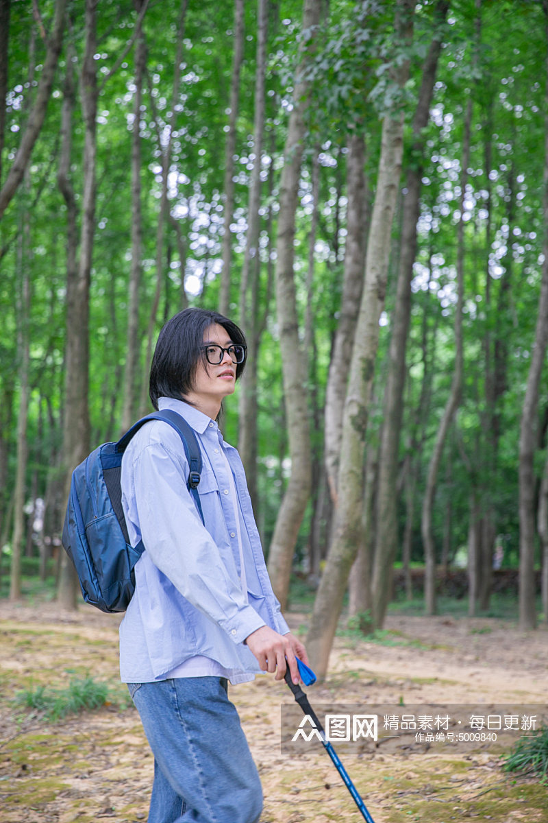 蓝色背包衬衫夏季徒步旅行男生人物摄影图片素材