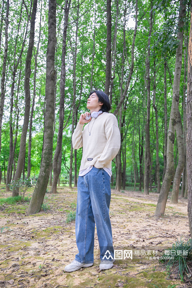 长袖针织衫秋季徒步旅行男生人物摄影图片素材