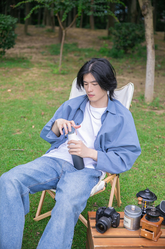 蓝色衬衫夏季徒步旅行男生人物摄影图片-众图网