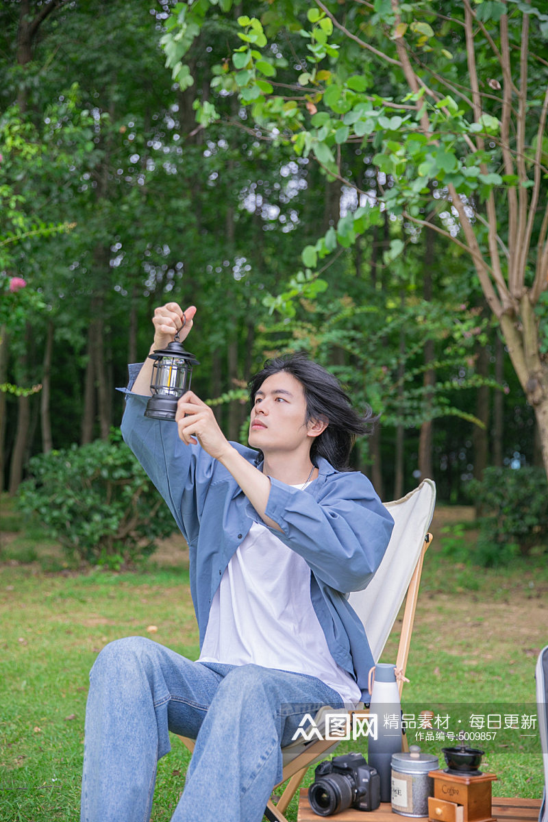 蓝色衬衫夏季徒步旅行男生人物摄影图片素材