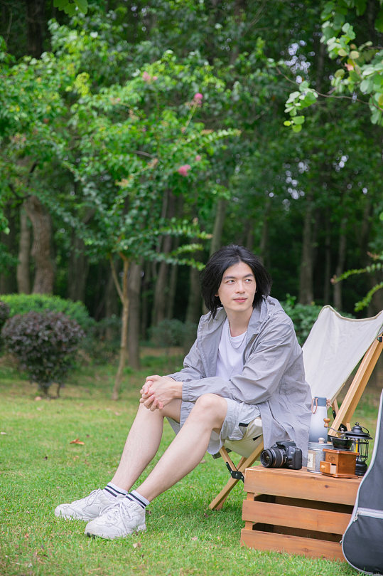 灰色防晒衣夏季徒步旅行男生人物摄影图片-众图网