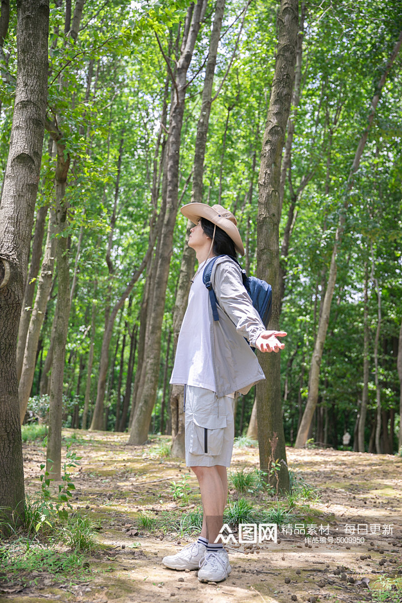 灰色防晒衣夏季徒步旅行男生人物摄影图片素材