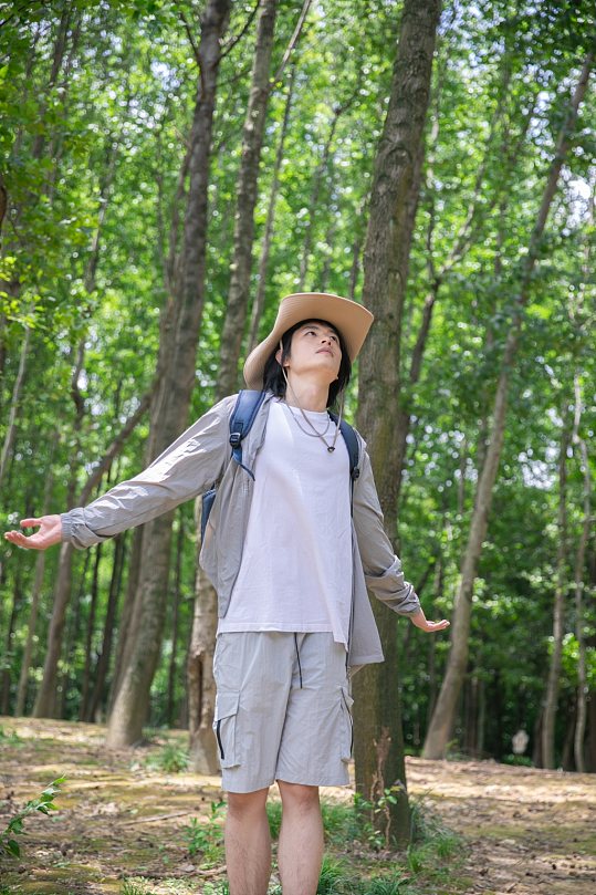 灰色防晒衣夏季徒步旅行男生人物摄影图片-众图网