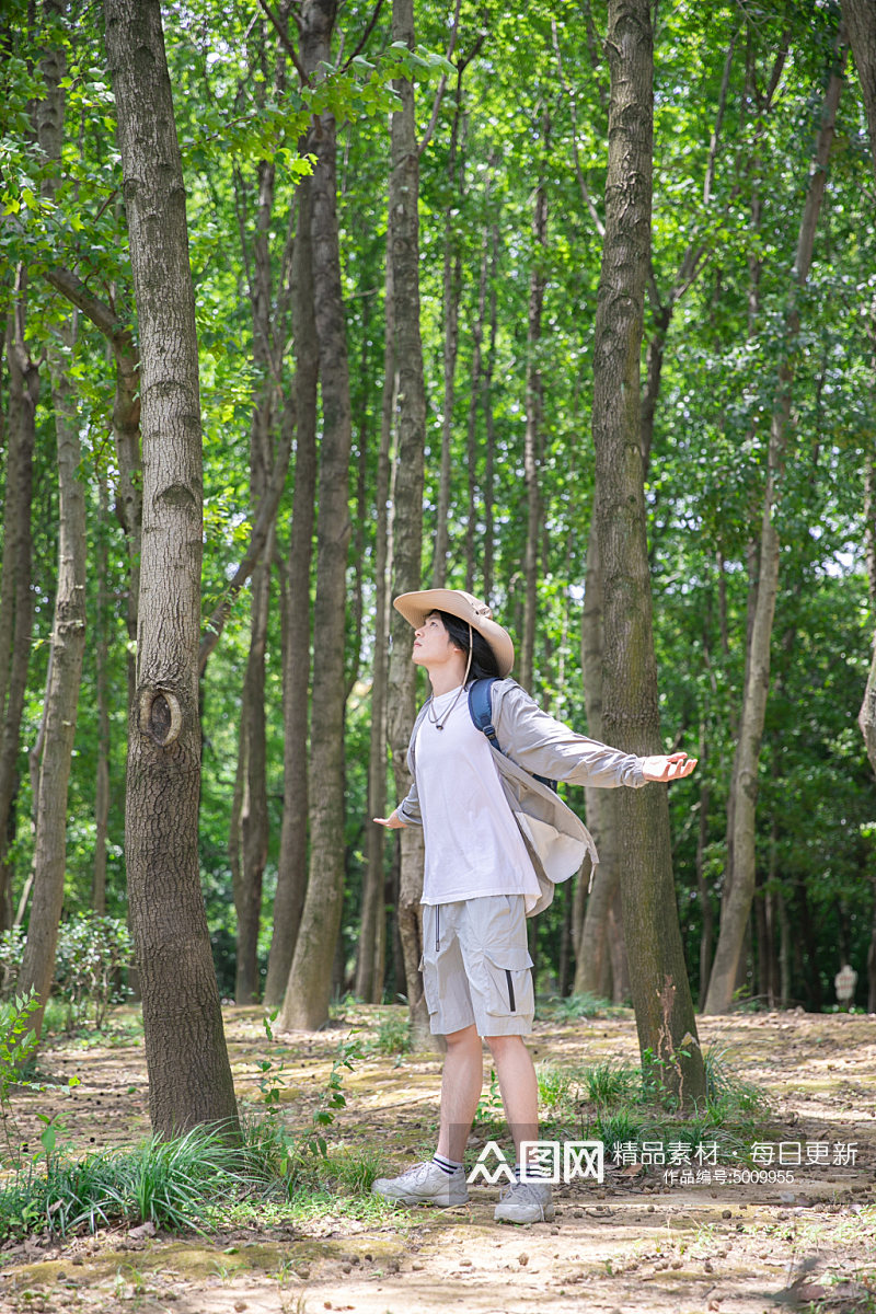 灰色防晒衣夏季徒步旅行男生人物摄影图片素材