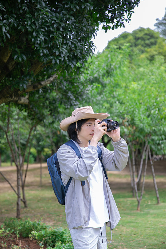 灰色防晒衣夏季徒步旅行男生人物摄影图片