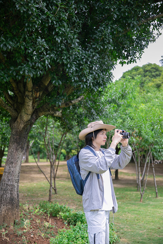 灰色防晒衣夏季徒步旅行男生人物摄影图片