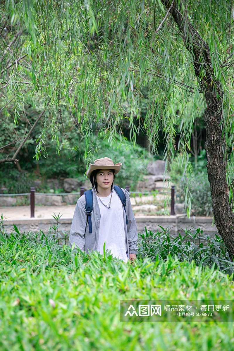 灰色防晒衣夏季徒步旅行男生人物摄影图片素材