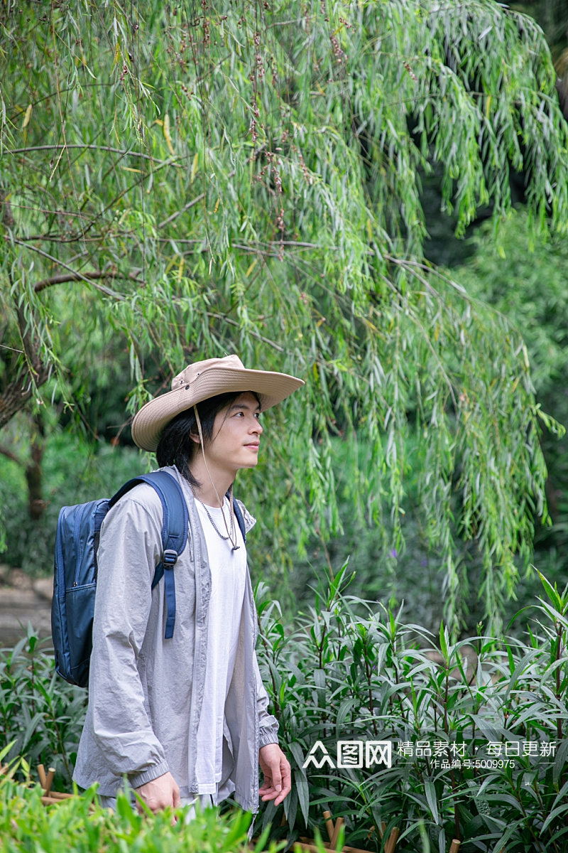 灰色防晒衣夏季徒步旅行男生人物摄影图片素材