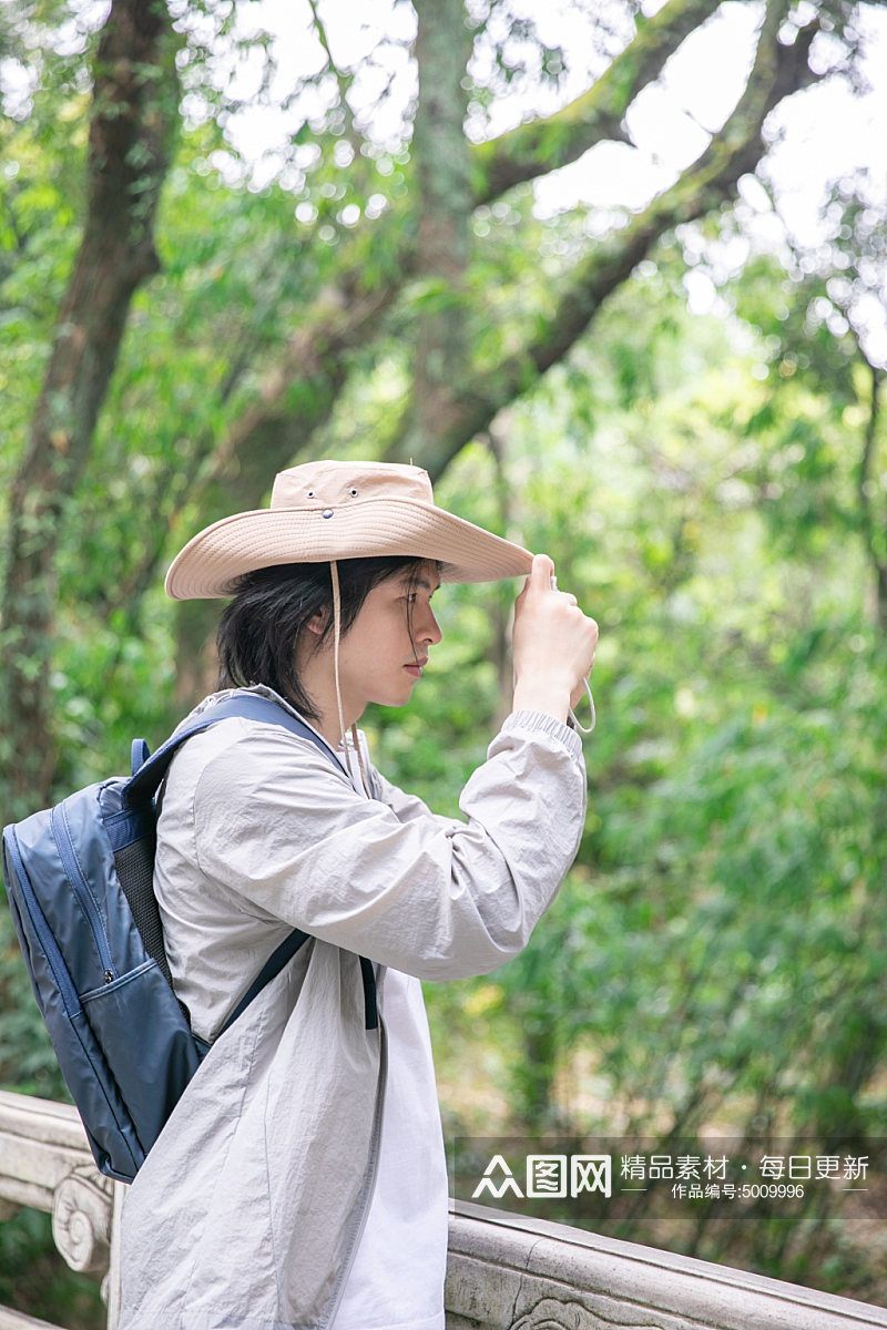 灰色防晒衣夏季徒步旅行男生人物摄影图片素材