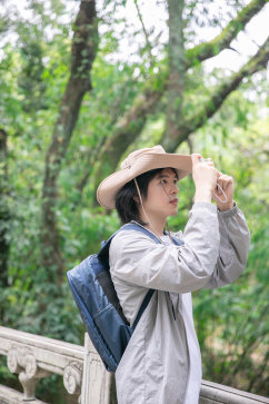 灰色防晒衣夏季徒步旅行男生人物摄影图片