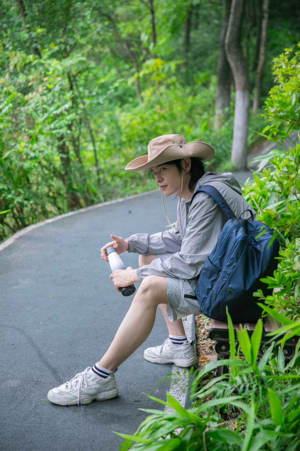 灰色防晒衣夏季徒步旅行男生人物摄影图片素材
