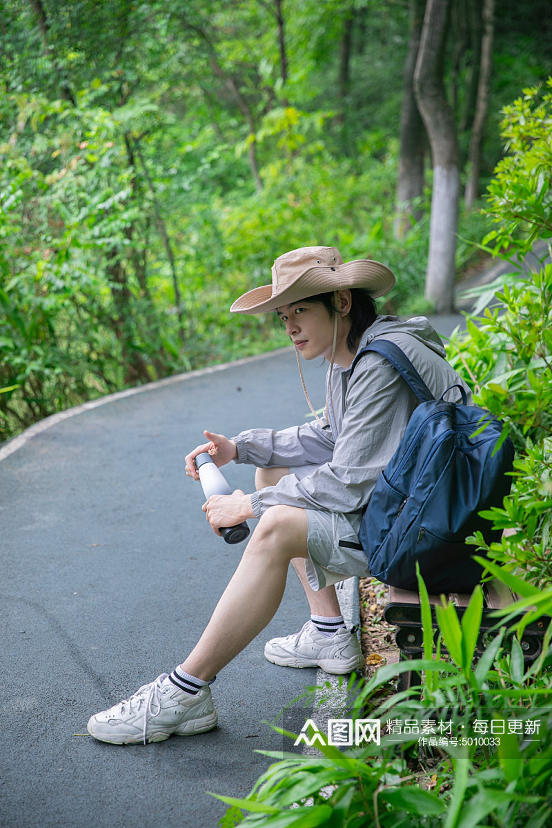 灰色防晒衣夏季徒步旅行男生人物摄影图片素材