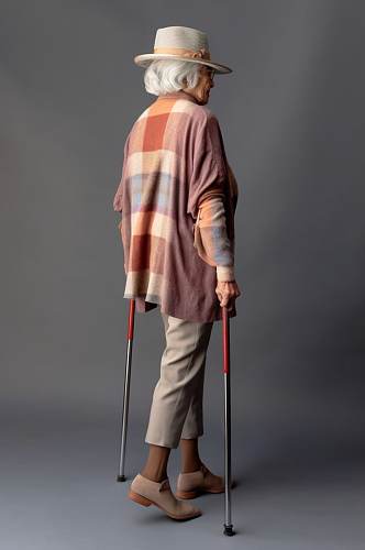 AI数字艺术老奶奶撑拐杖医疗仪器摄影图片