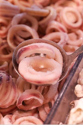 海鲜市场海产水产冰冻鱿鱼卷摄影图片