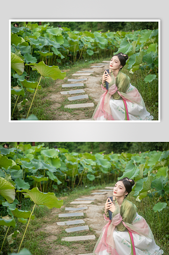 夏季荷花池中汉服女性人物摄影图片