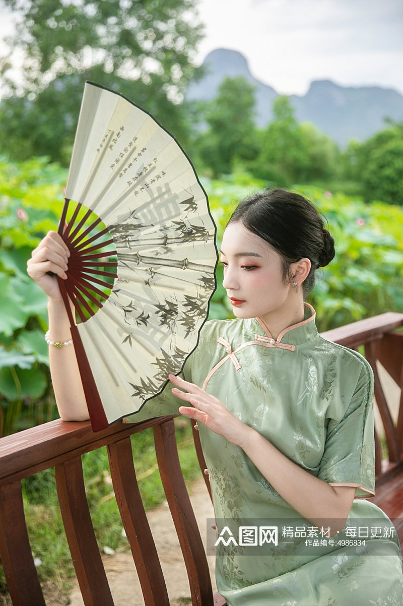 夏季赏荷花旗袍女人人物摄影图片素材