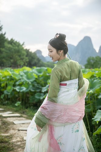 夏季赏荷花汉服女生人物摄影图片