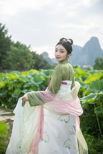 夏季赏荷花汉服女生人物摄影图片