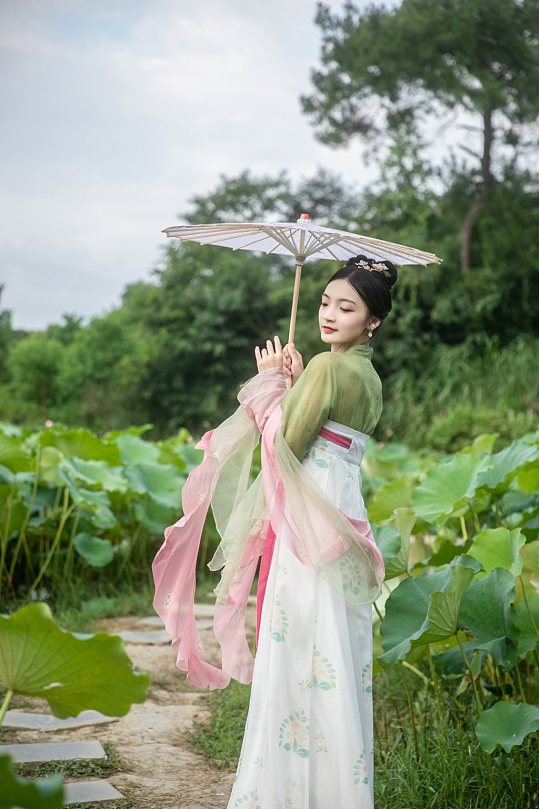 夏季赏荷花汉服女生人物摄影图片