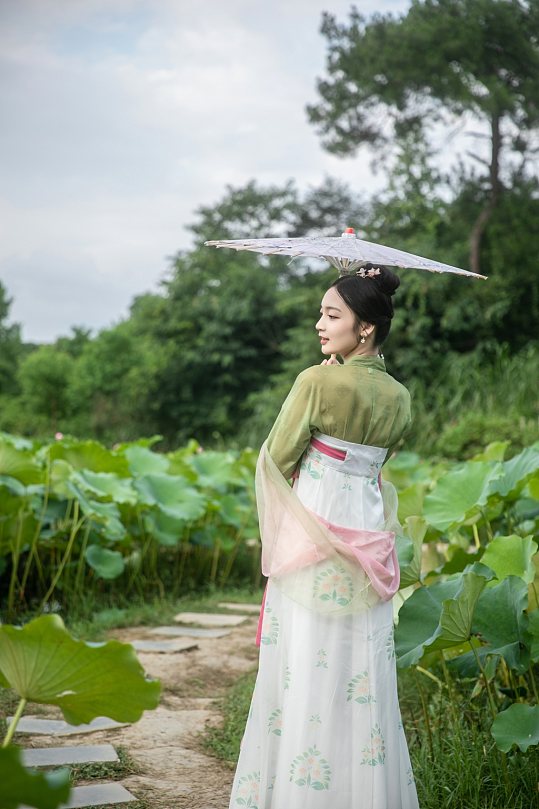 夏季赏荷花汉服女生人物摄影图片