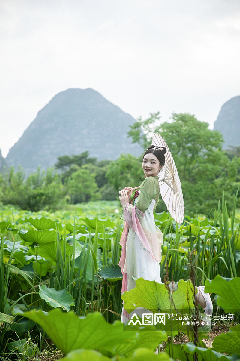 夏季赏荷花汉服女生人物摄影图片素材