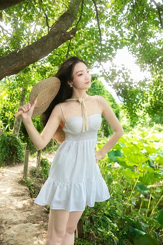 夏季荷花池白连衣裙漫步人物摄影图片