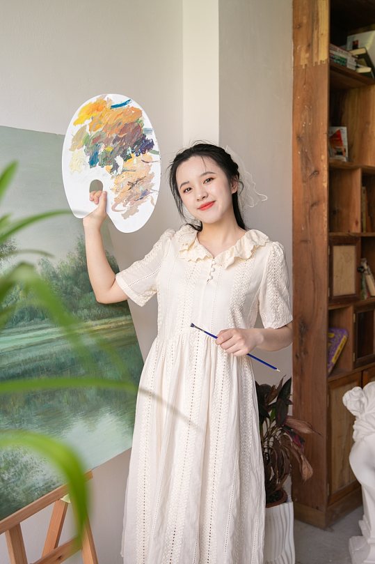 美术培训连衣裙绘画女性人物摄影图片-众图网
