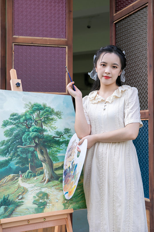 美术培训连衣裙绘画女性人物摄影图片-众图网