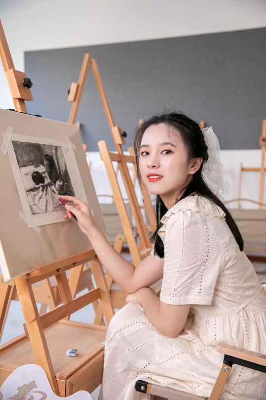 美术培训连衣裙绘画女性人物摄影图片-众图网