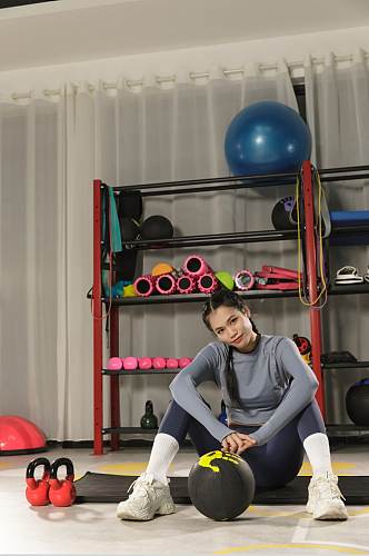 女性健身训练健身教练健身房人物摄影图片