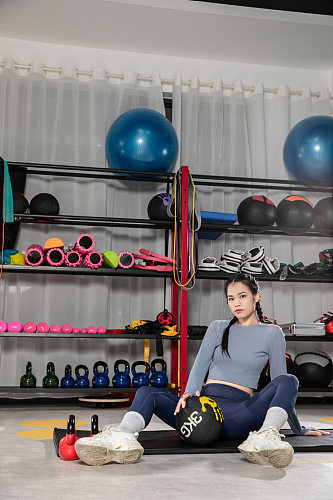 平板运动健身房女性人物摄影图片