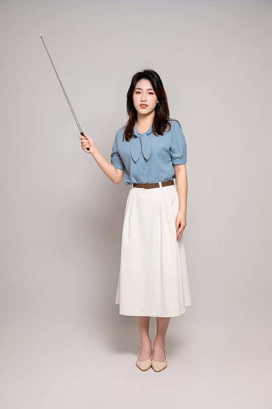 休闲装学校教师老师女生人物摄影图片-众图网