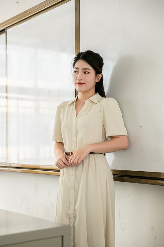 白色连衣裙老师教师商务女生人物摄影图片-众图网