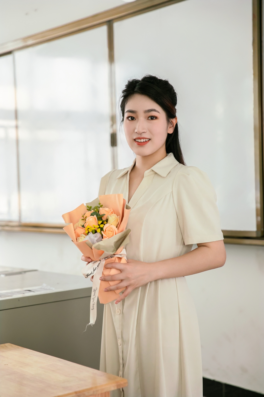 白色連衣裙老師教師商務(wù)女生人物攝影圖片素材