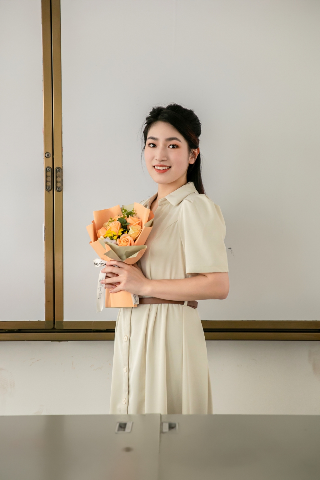 白色连衣裙老师教师商务女生人物摄影图片素材