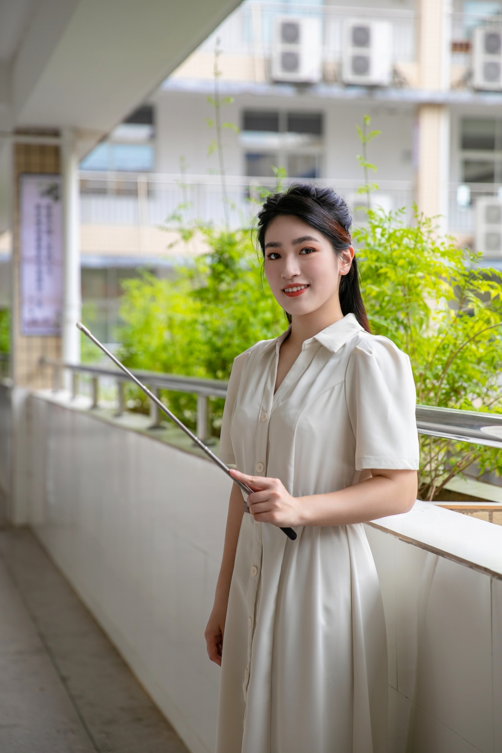 白色連衣裙老師教師商務(wù)女生人物攝影圖片素材