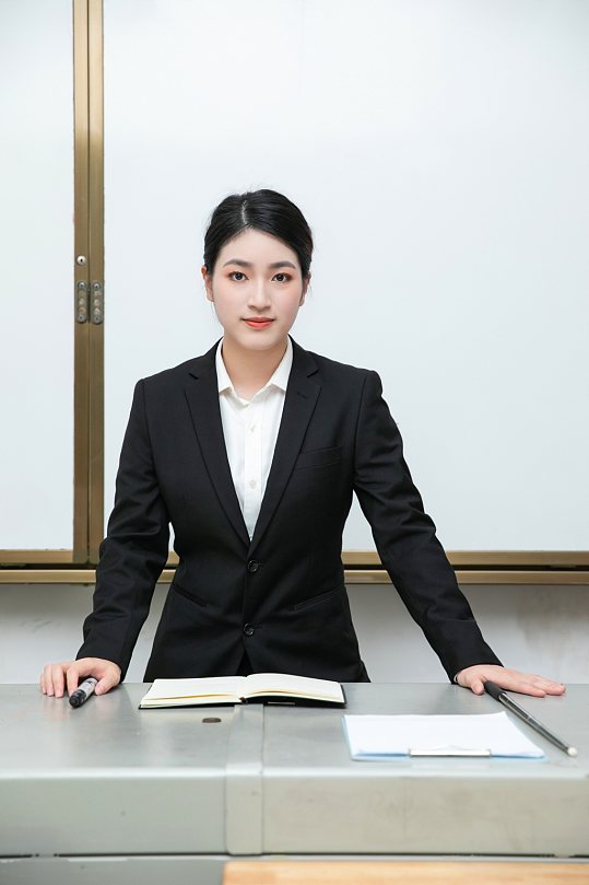 西装学校教师商务女生人物摄影图片-众图网