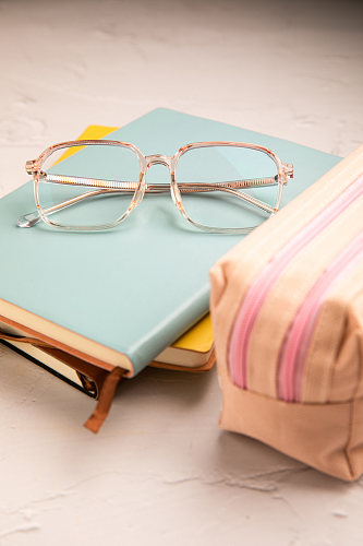粉色边框眼镜预防近视眼镜配镜摄影图片
