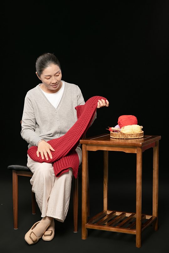 织围巾秋季居家养生老年人人物摄影图片