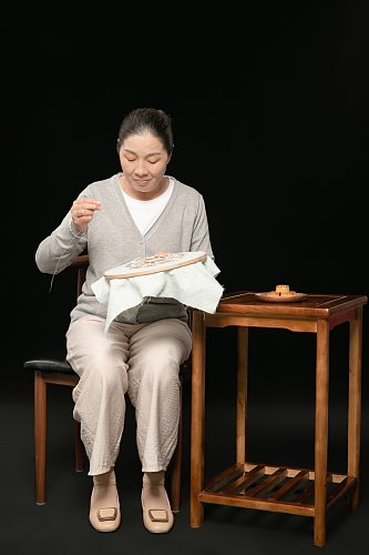 刺绣秋季居家养生老年人人物摄影图片