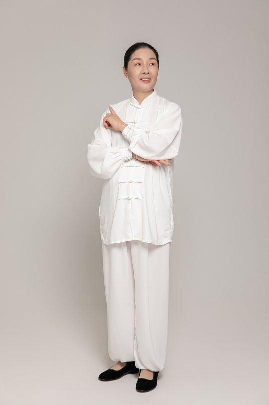 晨练散步居家养生老年人女性人物摄影图-众图网