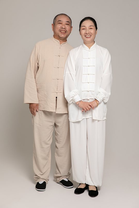 晨练散步居家养生老年人合照人物摄影图-众图网