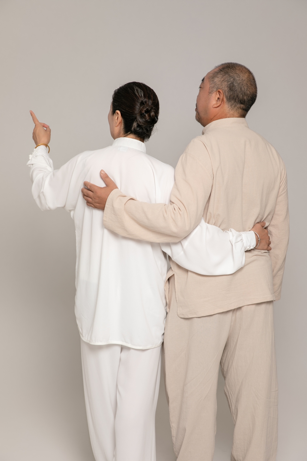 晨练散步居家养生老人老年人合照人物摄影图素材