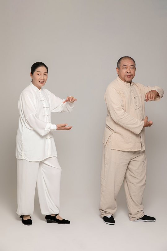 晨练太极居家养生老人老年人合照人物摄影图-众图网