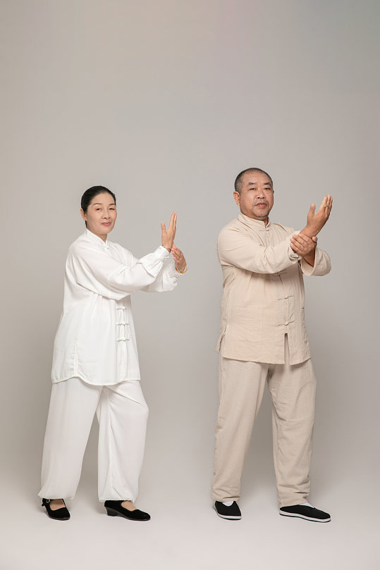 晨练太极居家养生老年人合照人物摄影图-众图网