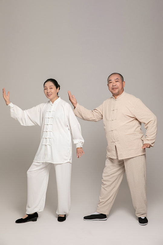 晨练太极居家养生老人老年人合照人物摄影图-众图网